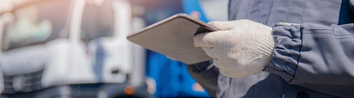 Des travailleurs évaluant et améliorant l’efficacité opérationnelle pour la gestion des déchets et des poubelles.